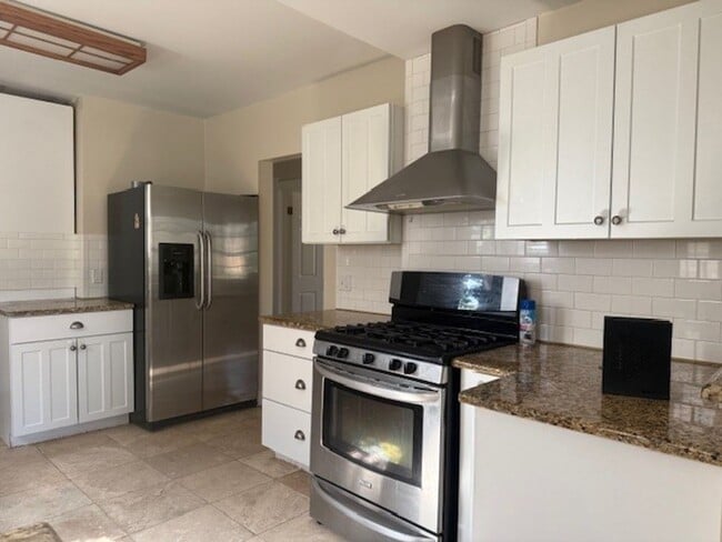 Building Photo - House For Lease