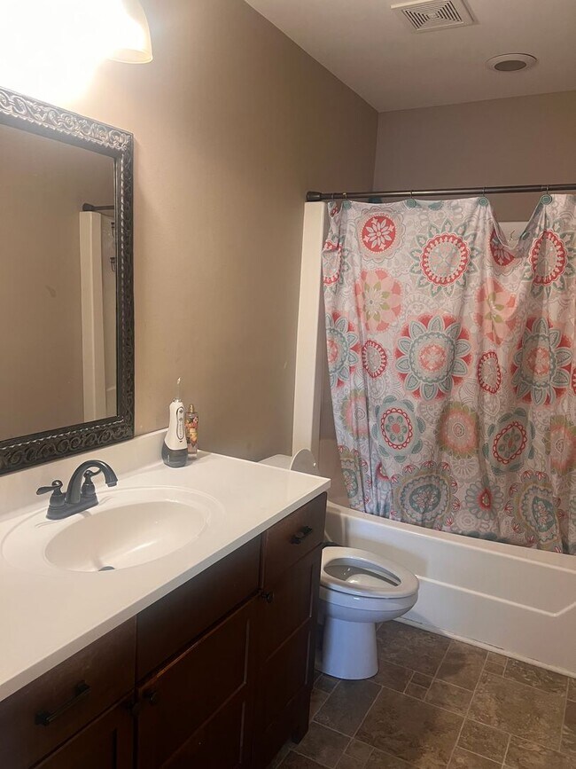 Building Photo - Four Bedroom Two Bath House