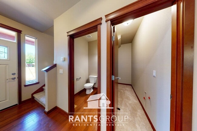 Building Photo - Fantastic Puyallup Neighborhood! Easy Comm...