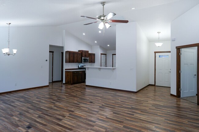 Building Photo - Great home just outside of Post Falls