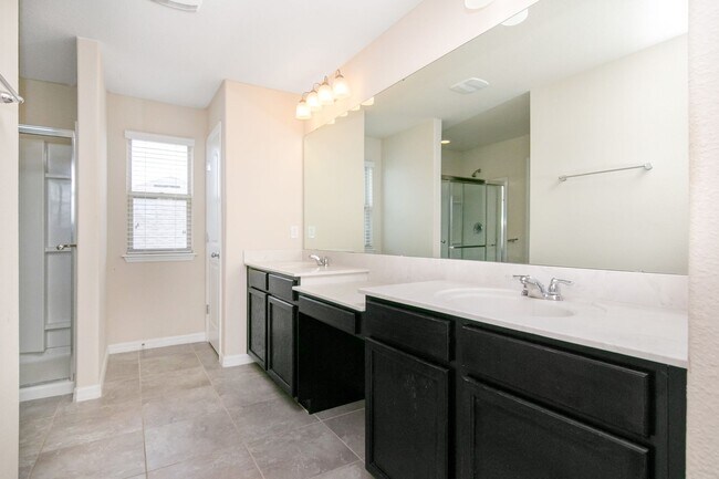 Building Photo - Stunning 4bed /3.5 bath Home For Rent at W...