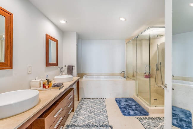 Building Photo - 495 Brickell Ave