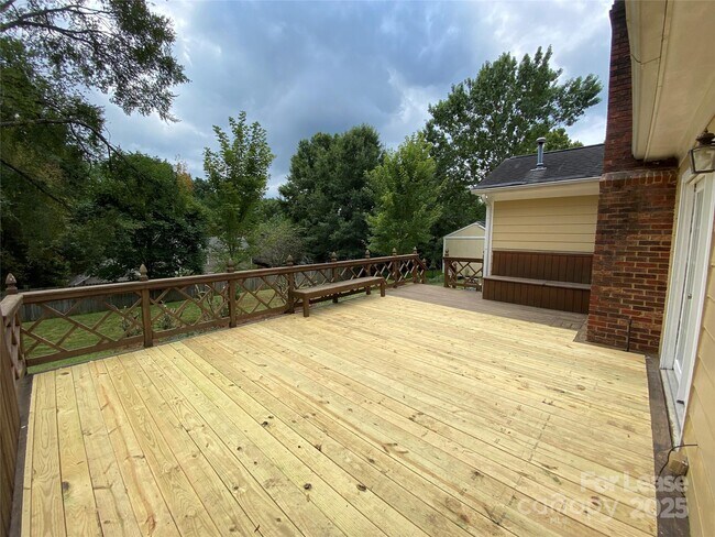 Building Photo - 1025 Thornsby Ln