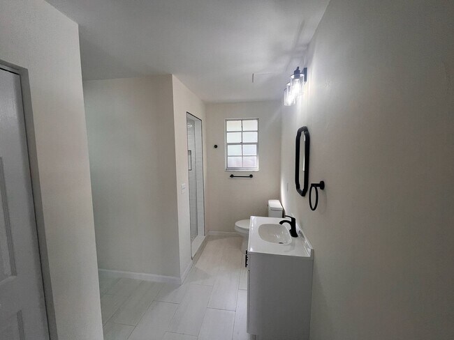 Building Photo - 1/1 Studio/Efficiency in Avondale