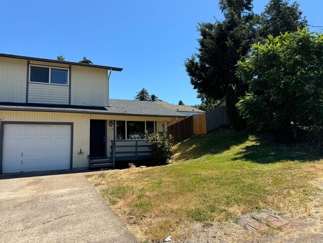 Primary Photo - 2 bedroom 1.5 bath duplex in Thurston!