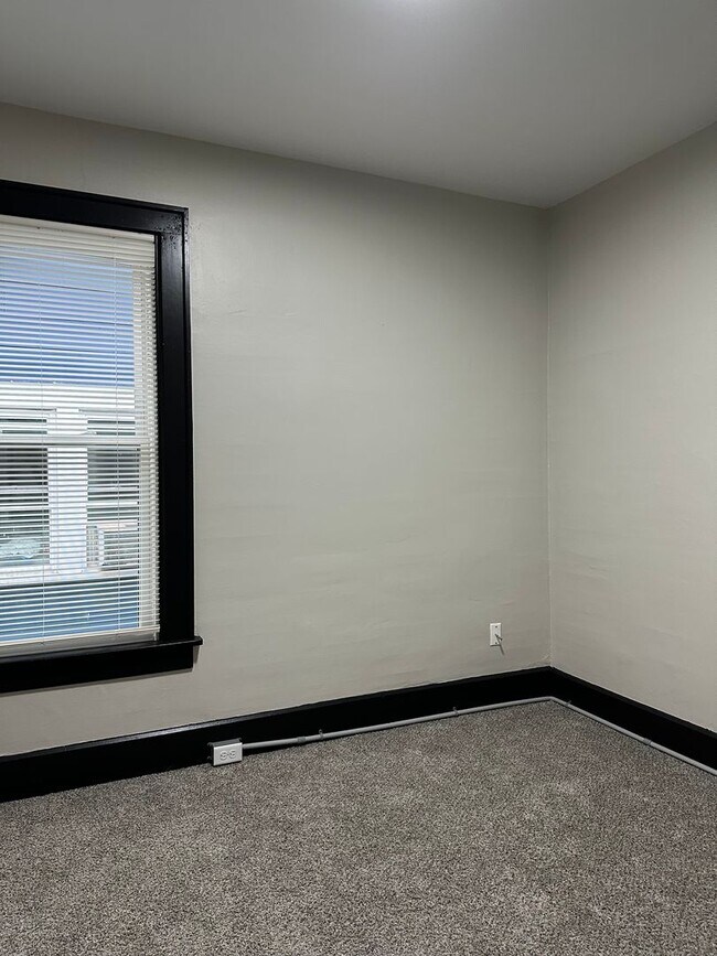 Building Photo - 98-100-100 N Hague Ave