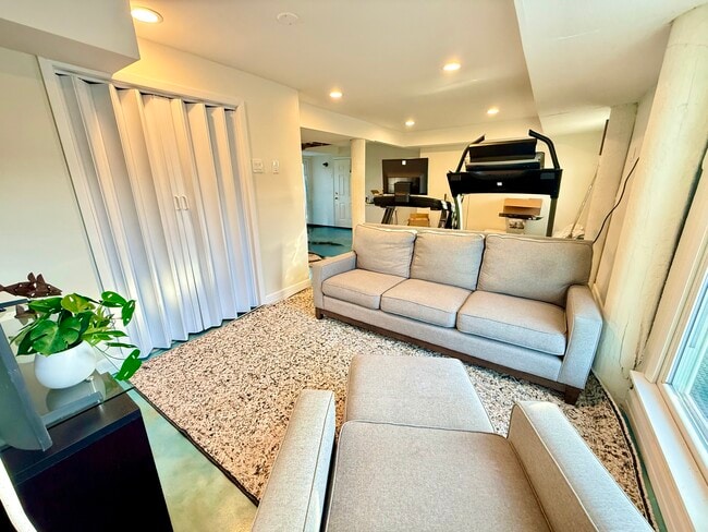 Building Photo - 256 Alley Ave