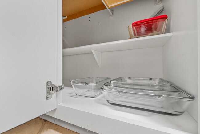 Building Photo - Furnished Rental Modern and clean