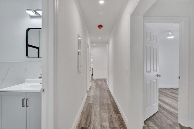 Building Photo - 229 SW 1st Ave