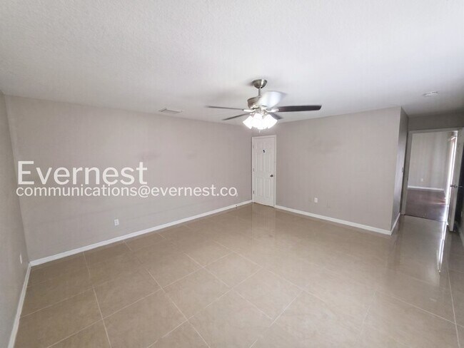 Building Photo - Limited Time Special Offer / 4 Bed/2 Bath Home with Garage / Pet-Friendly / Vouchers Accepted / A...