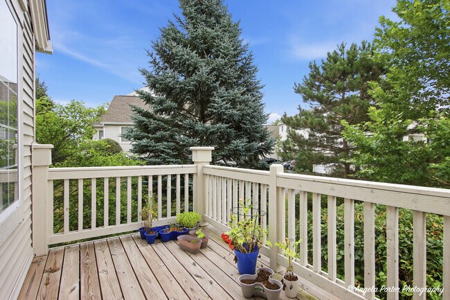 Building Photo - 649 S Parkside Dr