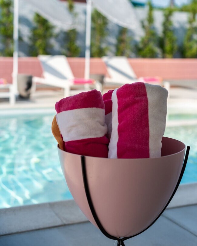 Building Photo - Retro Chic Oasis Saltwater Pool, Spa & Mnt...