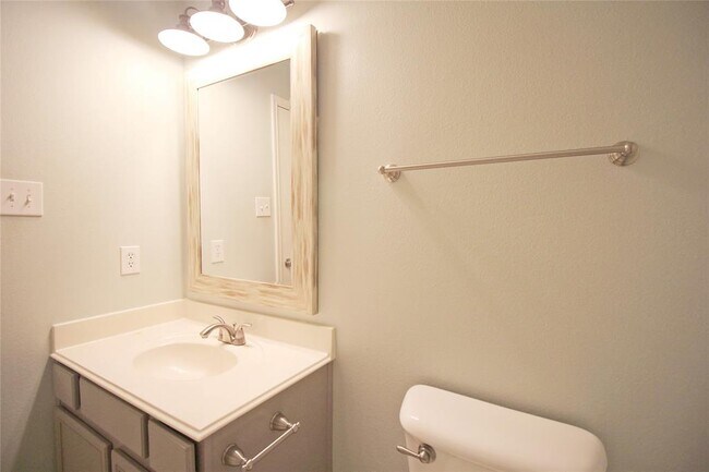 Building Photo - 6 Thicket Grove Pl