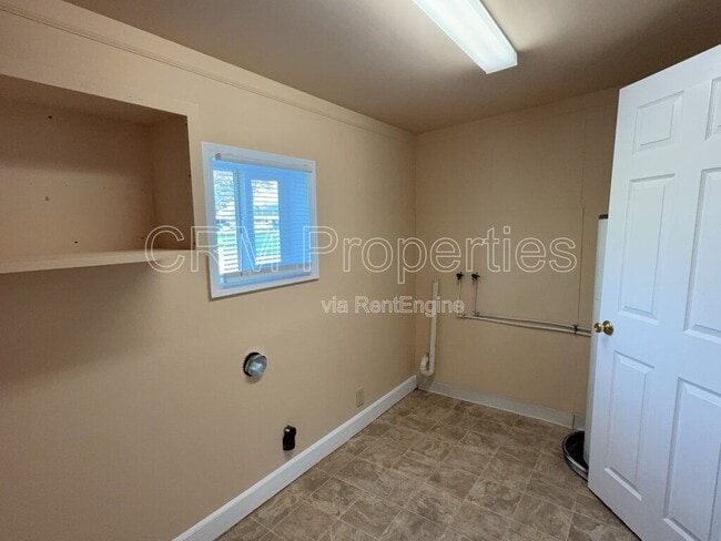 Building Photo - 823 N Western Ave