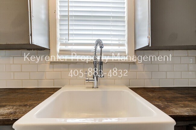 Building Photo - Charming 2-Bed, 1-Bath Upstairs Duplex Near the Paseo District