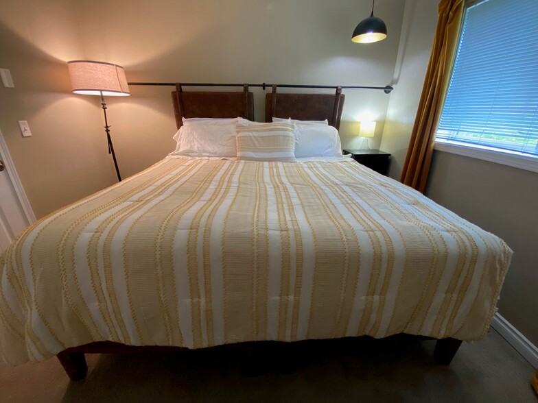 bedroom 2: king bed - 9001 Shaun Landing Cir