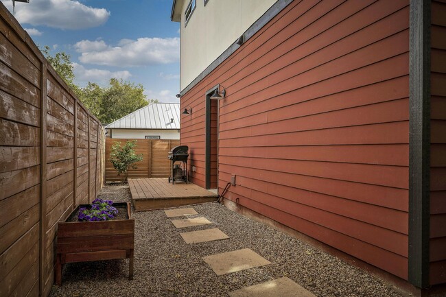 Building Photo - 1417 E Crockett St