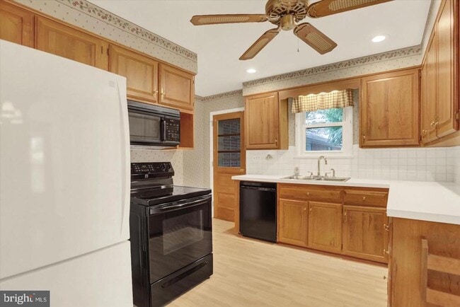 Building Photo - 117 E Maplewood Ave