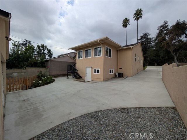 Building Photo - 1108 E Altadena Dr
