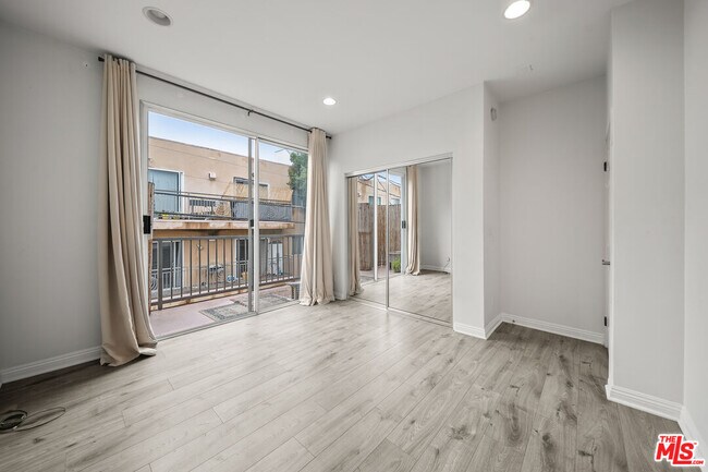 Building Photo - 812 N Hudson Ave