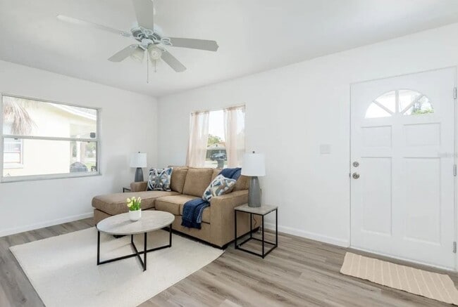 Building Photo - Housing Voucher Accepted: Charming 3-Bedro...