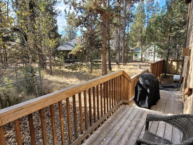 Building Photo - Hank's Hideaway in Sunriver, Furnished, all Utilities Included. Gym access, Hot Tub. 30-day Minim...