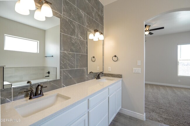 Building Photo - 13368 Emerald Glass Dr