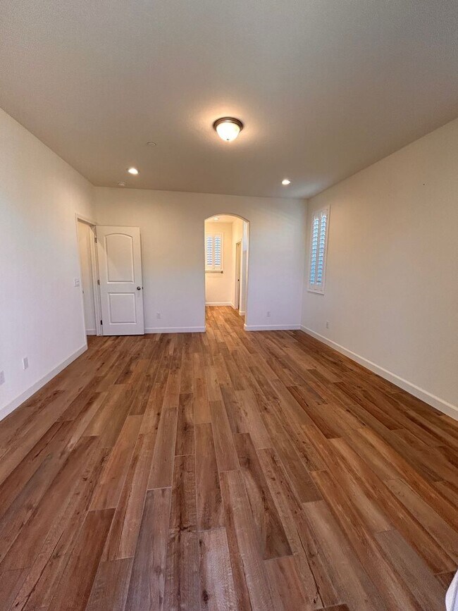 Building Photo - Beautiful home for rent in gated community in Visalia