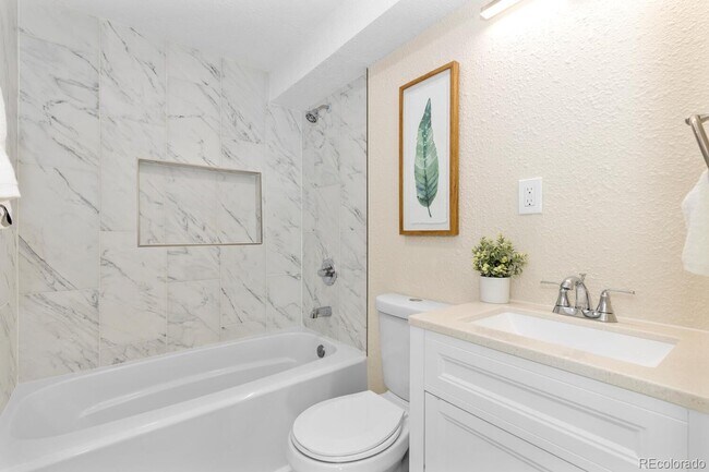 Building Photo - For Rent – Renovated 3 Bedroom Bungalow in Englewood