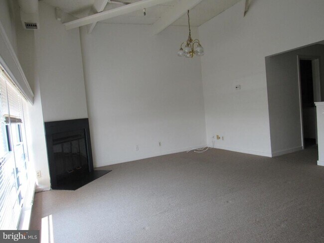 Building Photo - 3 N Christopher Columbus Blvd