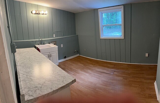 Building Photo - 5 Bedroom/4 Bath Home for lease on 1.5 Acr...