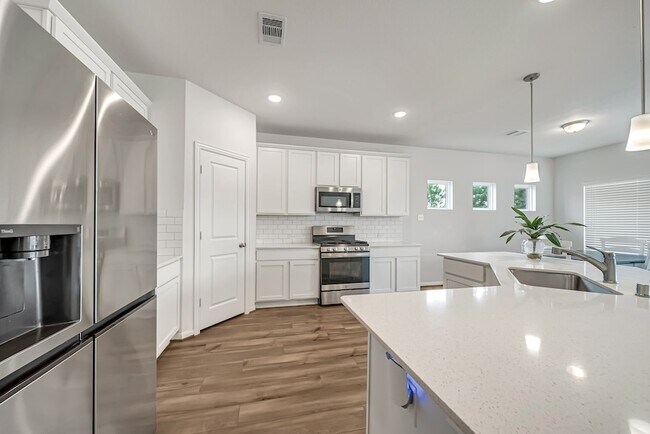Building Photo - 15250 White Moss Dr