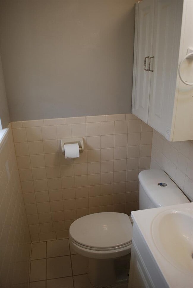 Building Photo - 1701 Parkview Terrace