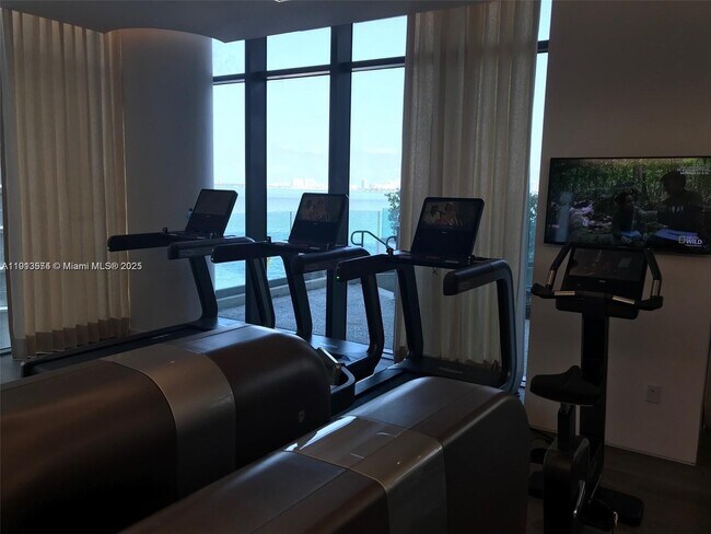 Building Photo - 650 NE 32nd St