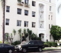 Building Photo - 901 S Kingsley Dr