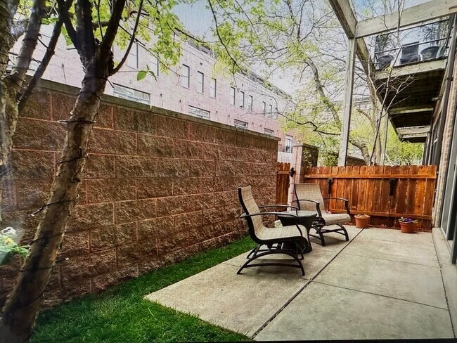 Building Photo - 1760 W Wrightwood Ave