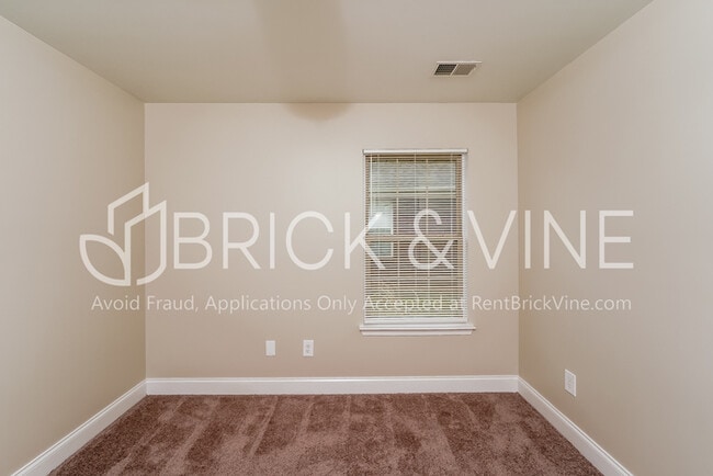 Building Photo - 985 Clover Ave