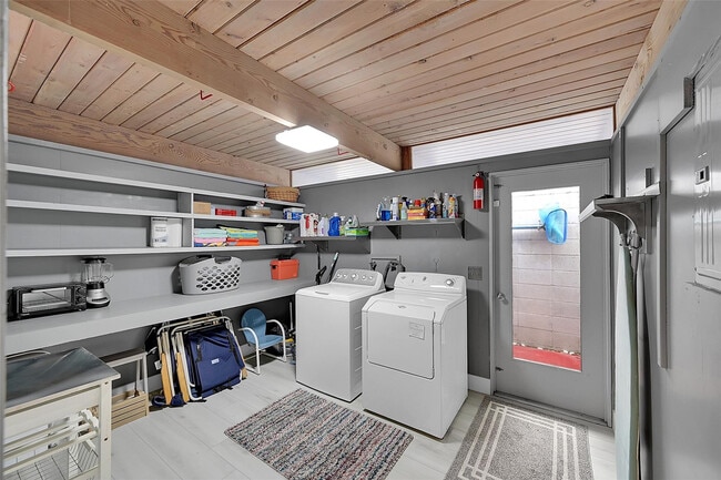 Building Photo - 234 Pine Ave