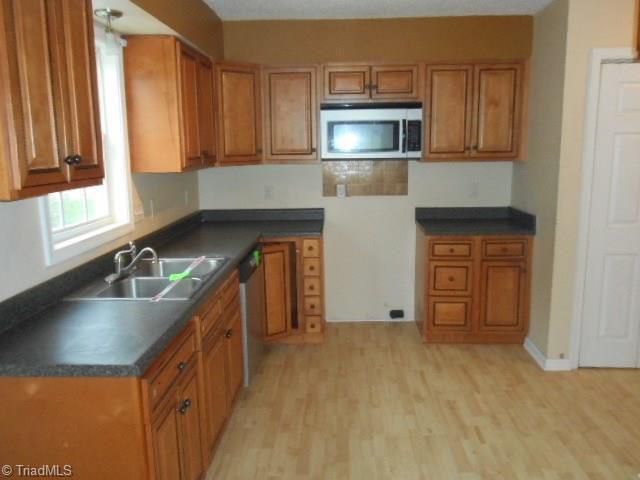 Building Photo - COMING SOON 3 BEDS/2 BATHS!