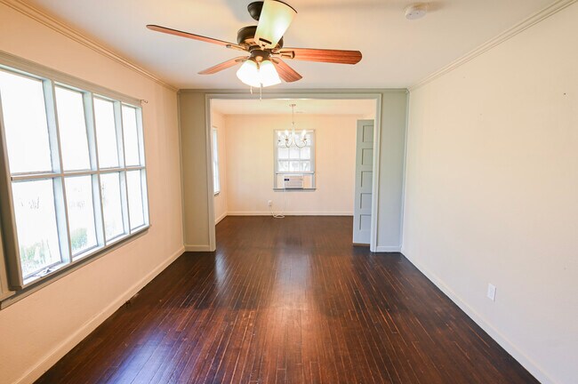 Building Photo - 350 Pineview Dr