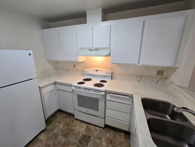Building Photo - Bright Upstairs Studio Near Mesa College – Updated & Move-In Ready