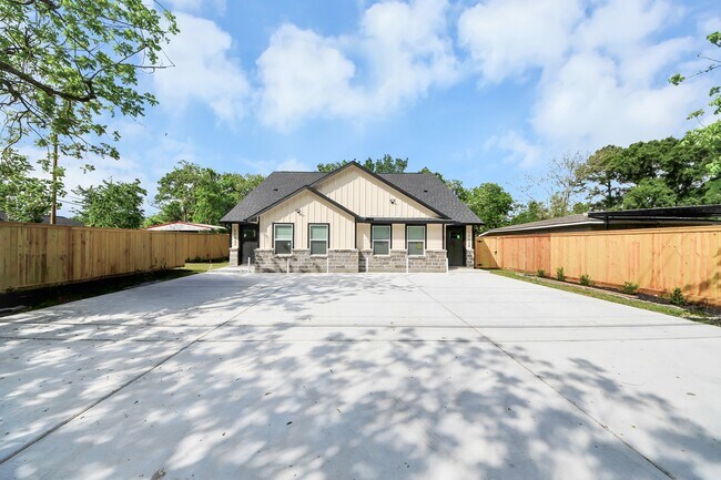 Building Photo - 7066 Villa Dr