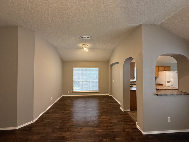 Building Photo - Charming 3 Bedroom Haven with 2 Full Baths in Fort Worth. Spacious 1748 Sq. Ft. Retreat on Comfor...