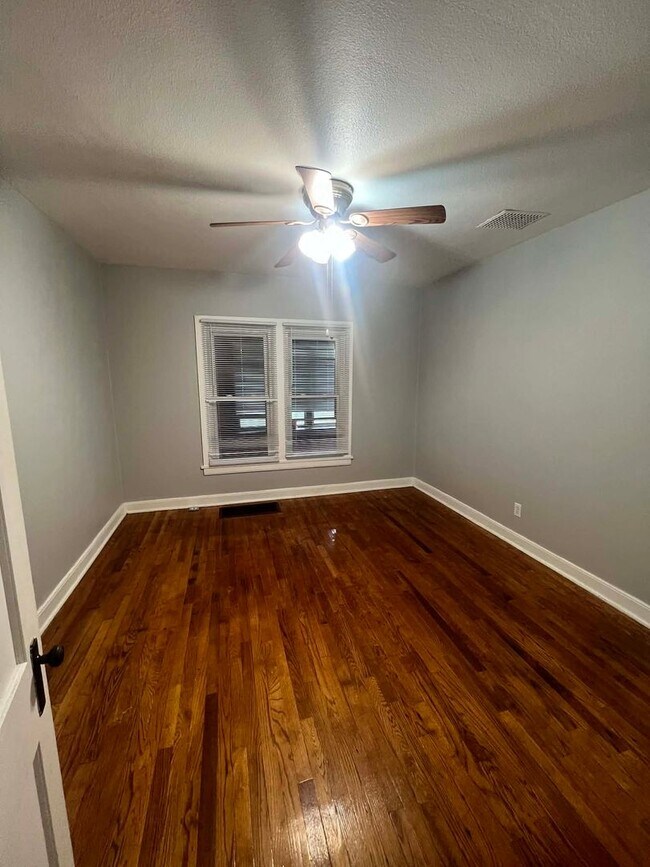 Building Photo - 214 Olive St