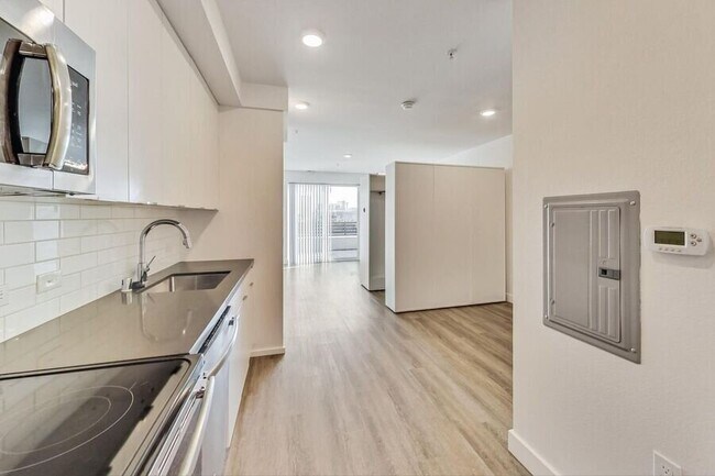 Building Photo - 4045 Broadway-211
