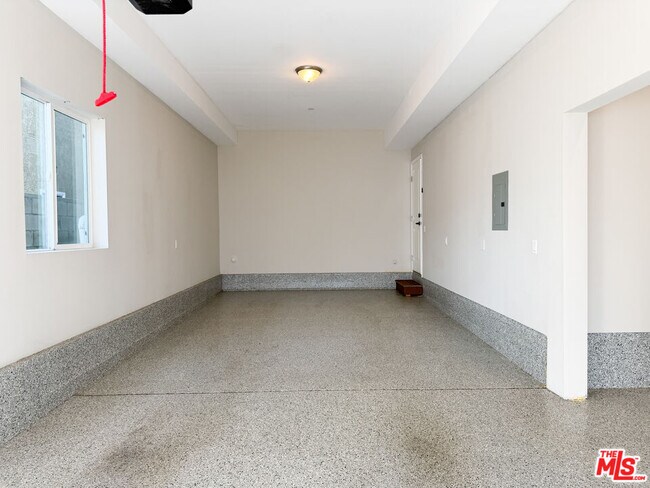 Building Photo - 5651 Willowcrest Ave