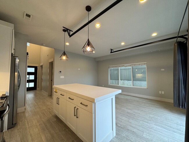Building Photo - Modern 2 Bed, 2 Bath with Rooftop Patio!