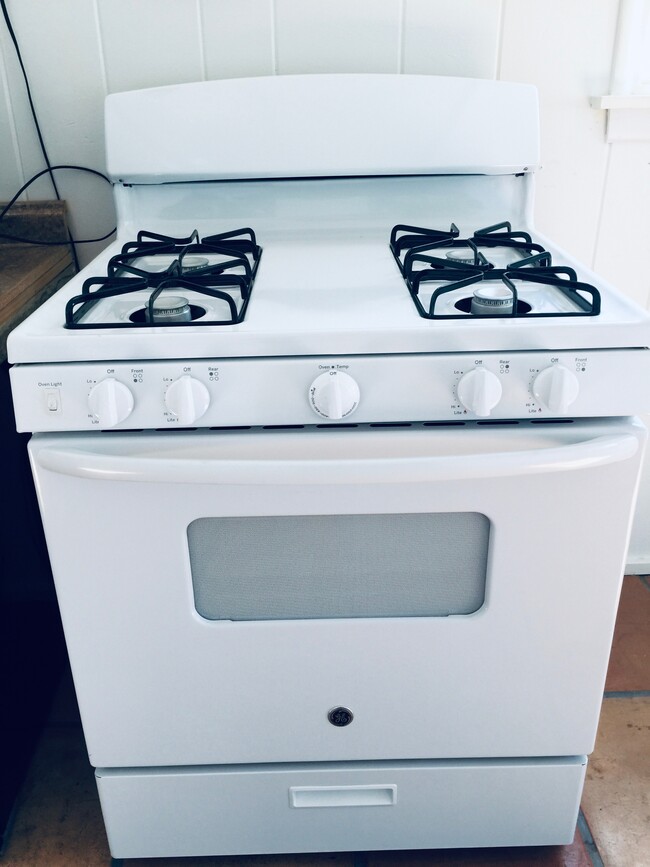 brand new GE gas stove - 3771 Boise Ave