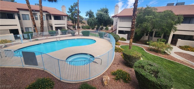 Building Photo - 825 Rock Springs Dr