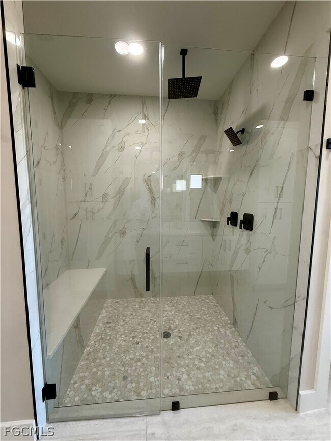 Building Photo - 102 NE 8th Pl